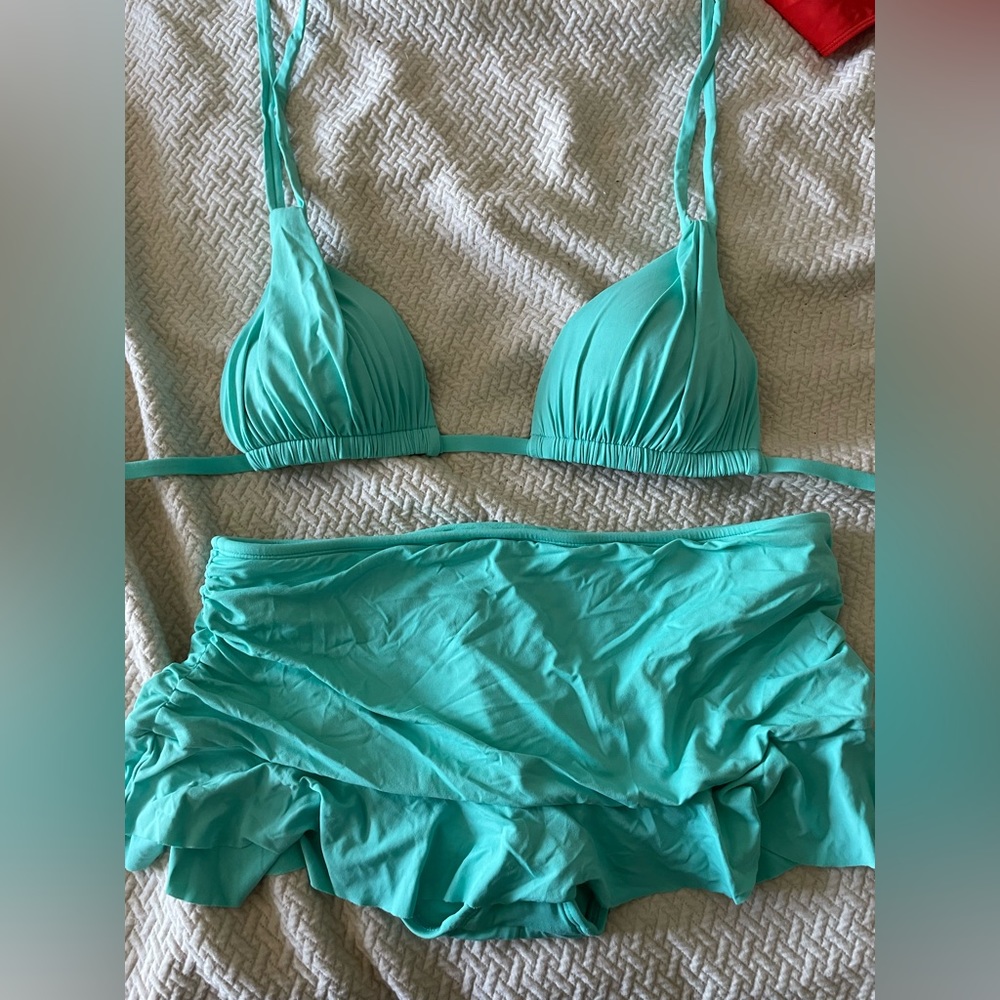 La Blanca bikini with skirted bottoms. EUC no piling